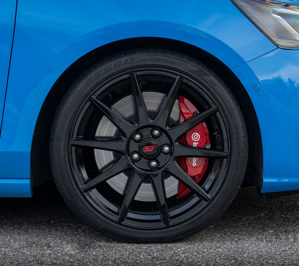 Oversized Brembo brakes with Pirelli P-Zero Corsa tyres