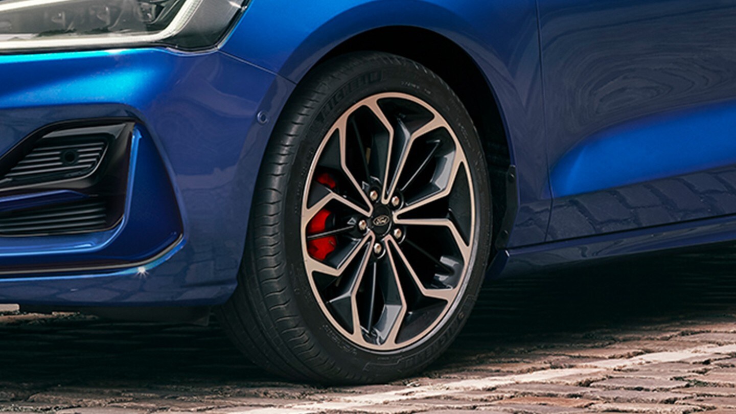 Front alloy wheel of a Ford Focus