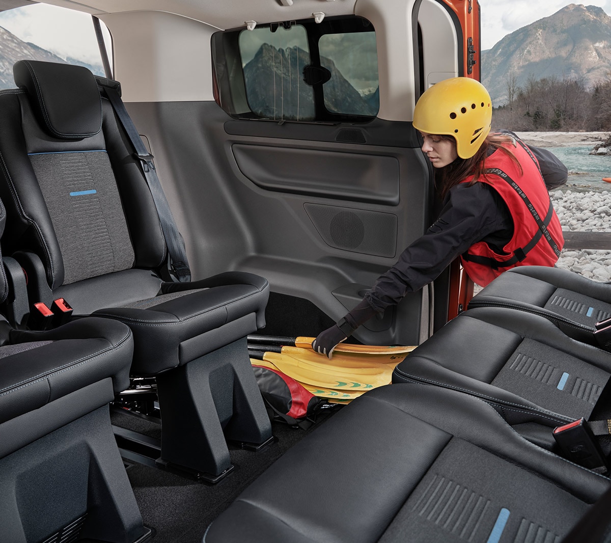 https://www.ford.co.uk/content/dam/guxeu/rhd/central/cars/2018-tourneo-custom/launch/features/driving-experience/ford-tourneo_custom_active-eu-V362_TOURNEO_CUSTOM_INTERIOR_SHOT_10_02b-9x8-1200x1066-fc.jpg.renditions.original.png