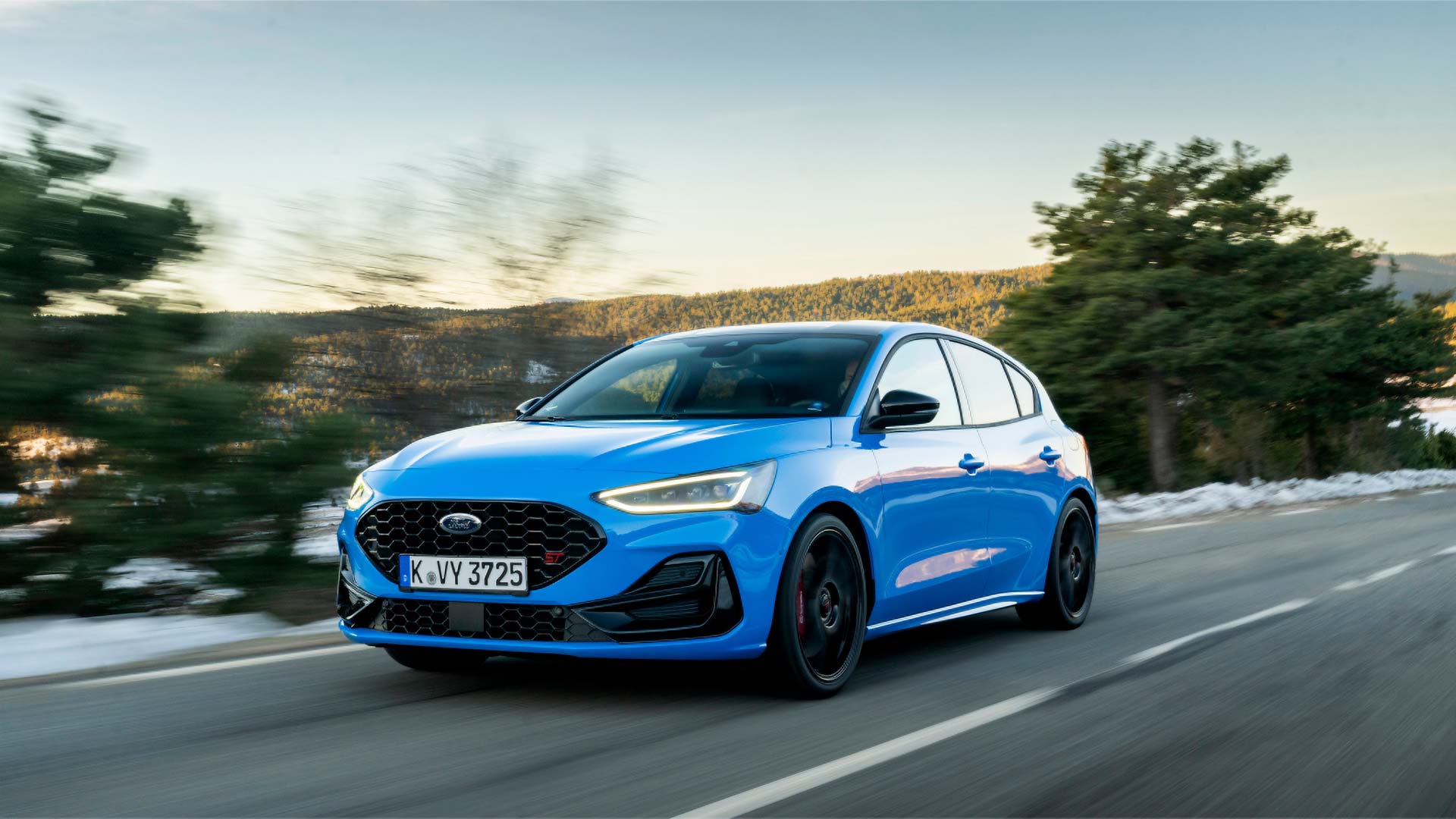 Ford Focus ST in blue front view