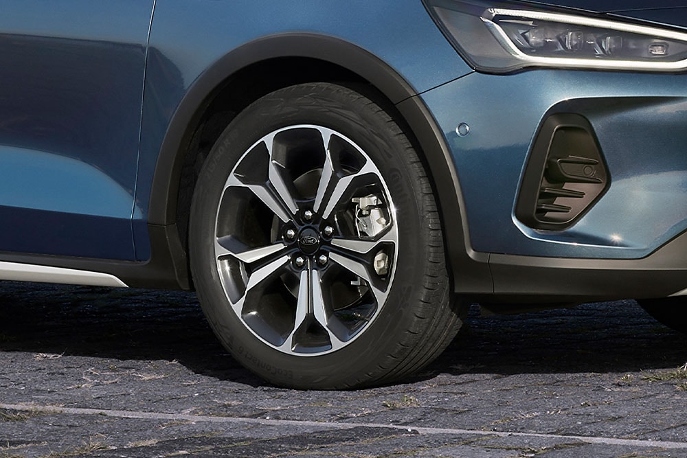 A close-up of the alloy wheels on the Ford Focus with a dark grey and silver finish.