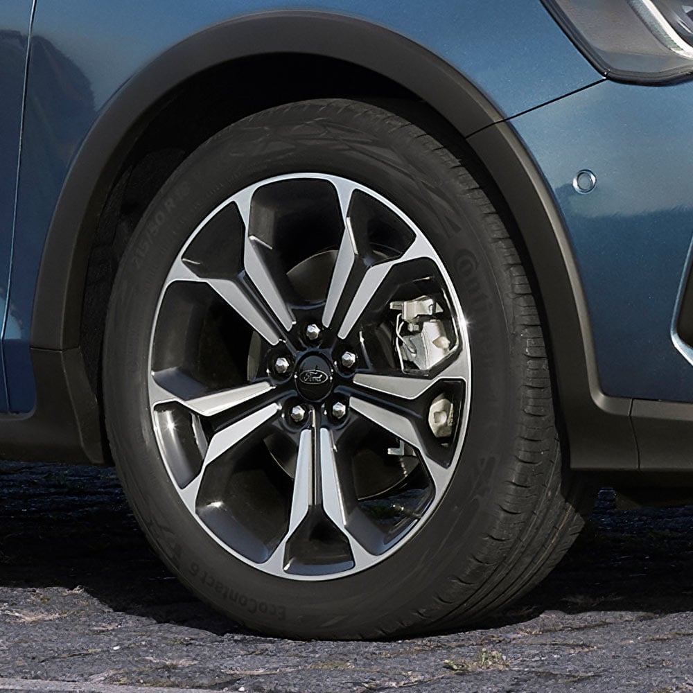 A close-up of the alloy wheels on the Ford Focus Active with a dark grey and silver finish.