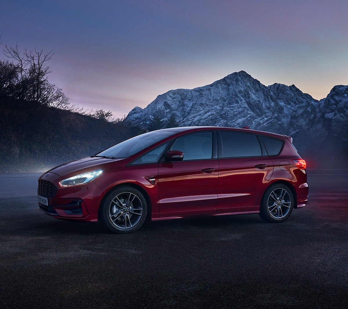 Ford S-MAX parked side view