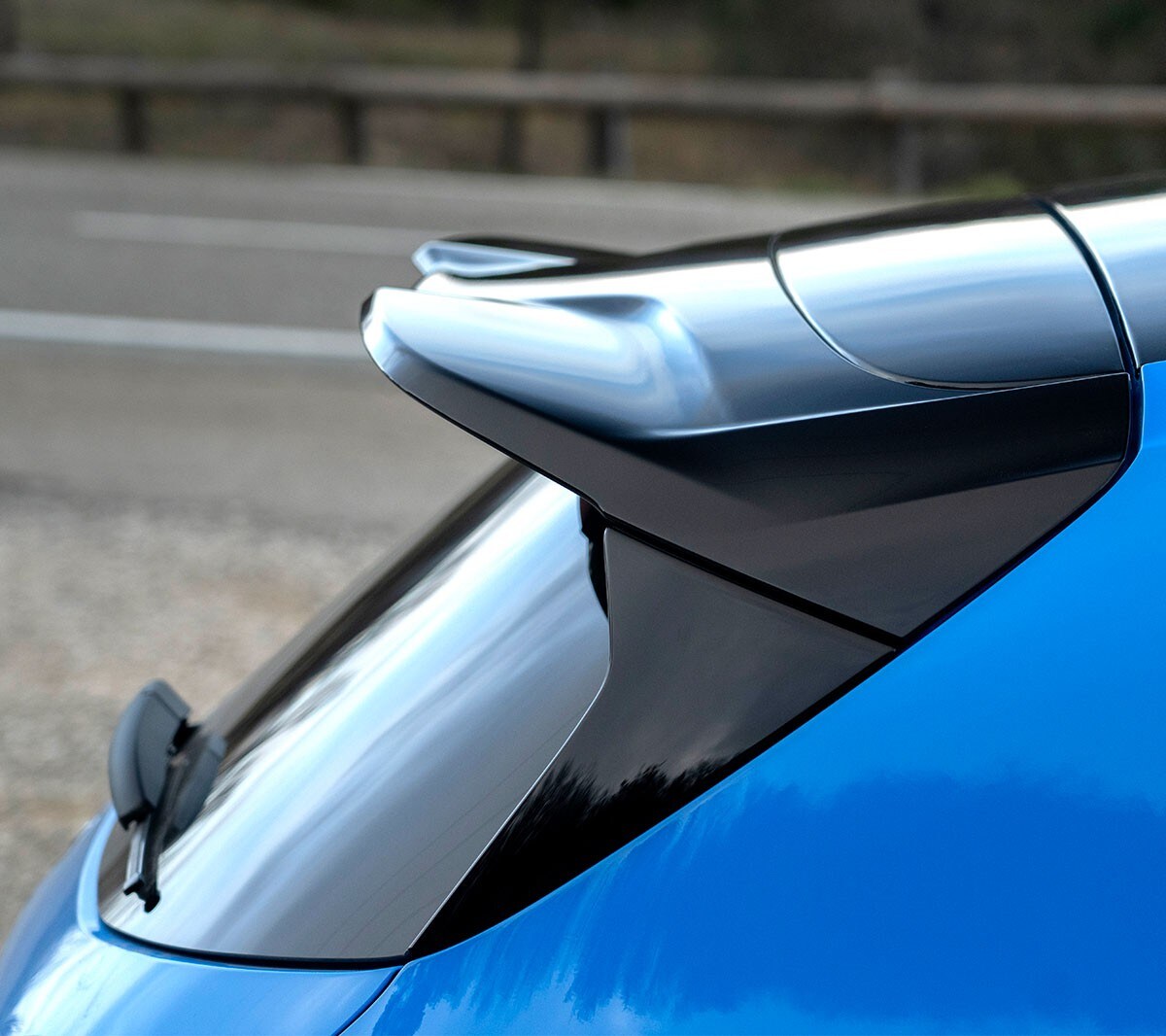 Dynamic rear spoiler in contrast black paint