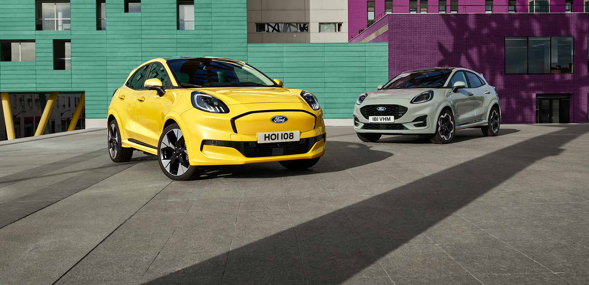 A yellow electric Ford Puma Gen-E® parked next to a grey petrol EcoBoost® Ford Puma®.