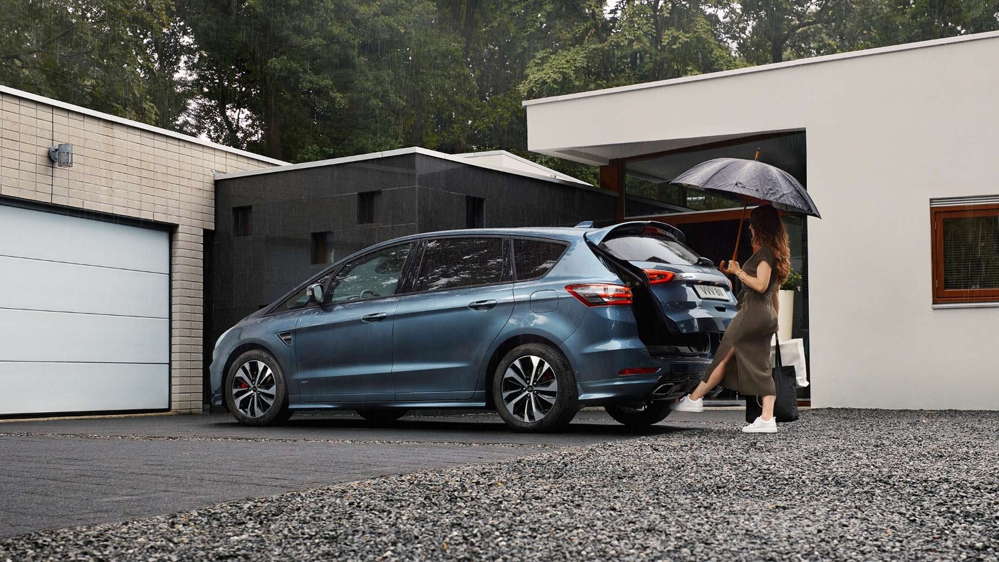 Ford S-MAX woman opening a boot without hands