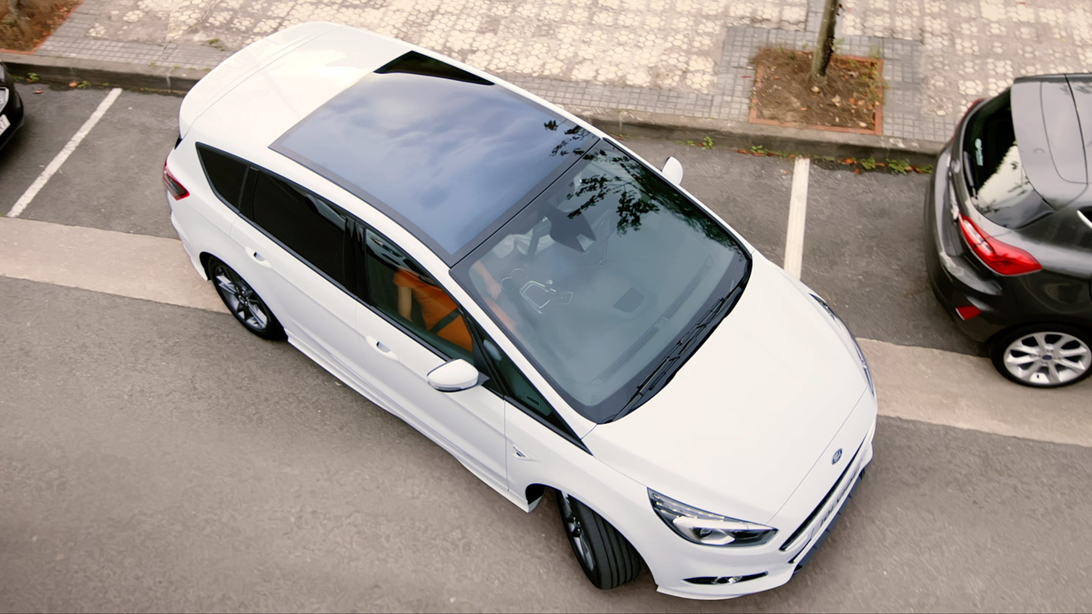 White Ford S-MAX ST-Line parking