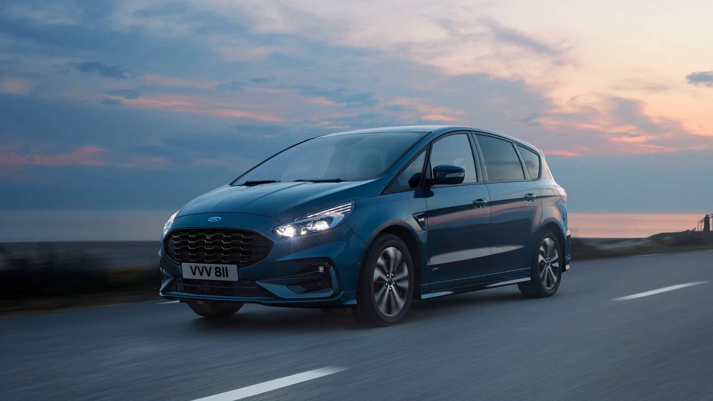Ford S-MAX front view driving at sunset 