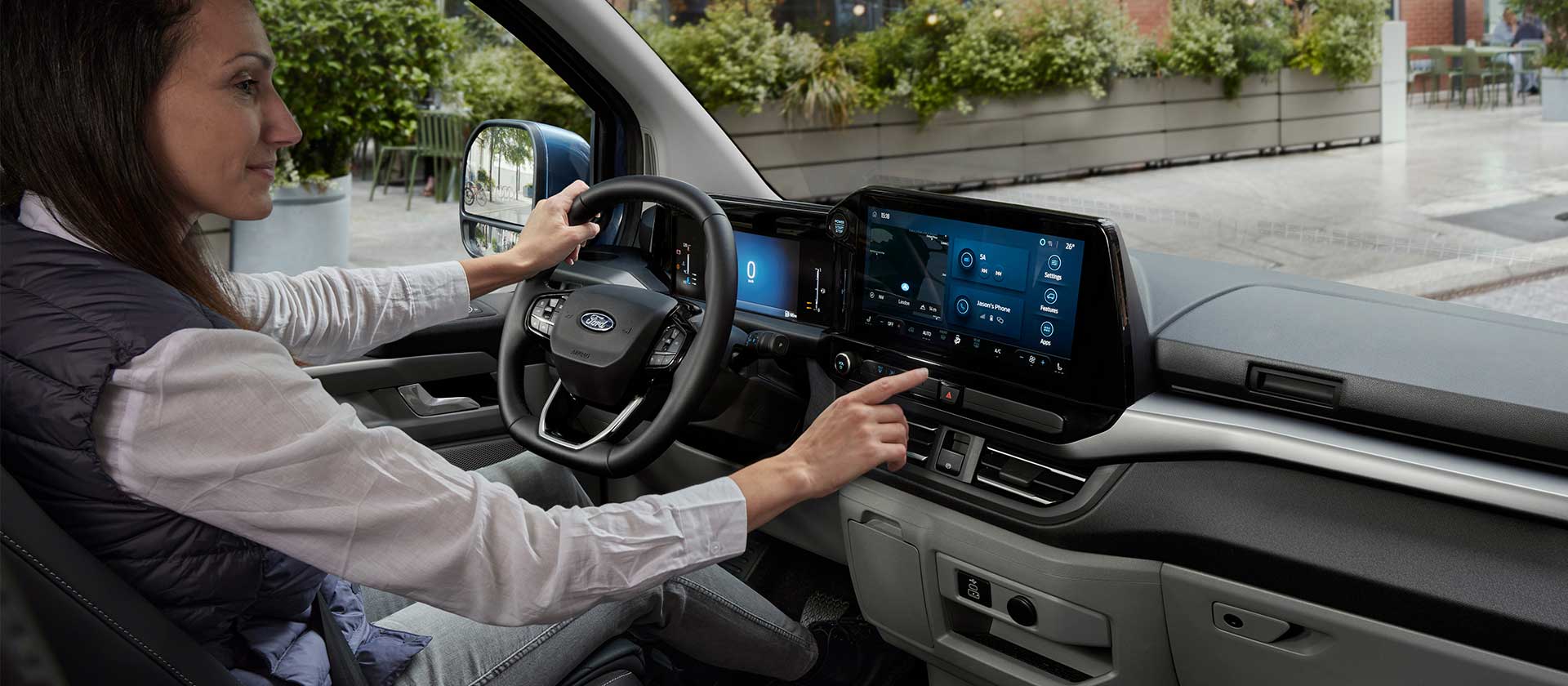 Person inside the Tourneo Custom using the dash screen