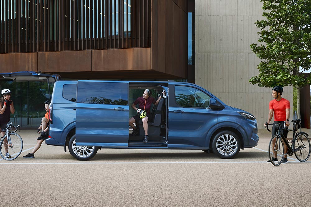 The Tourneo Custom side view