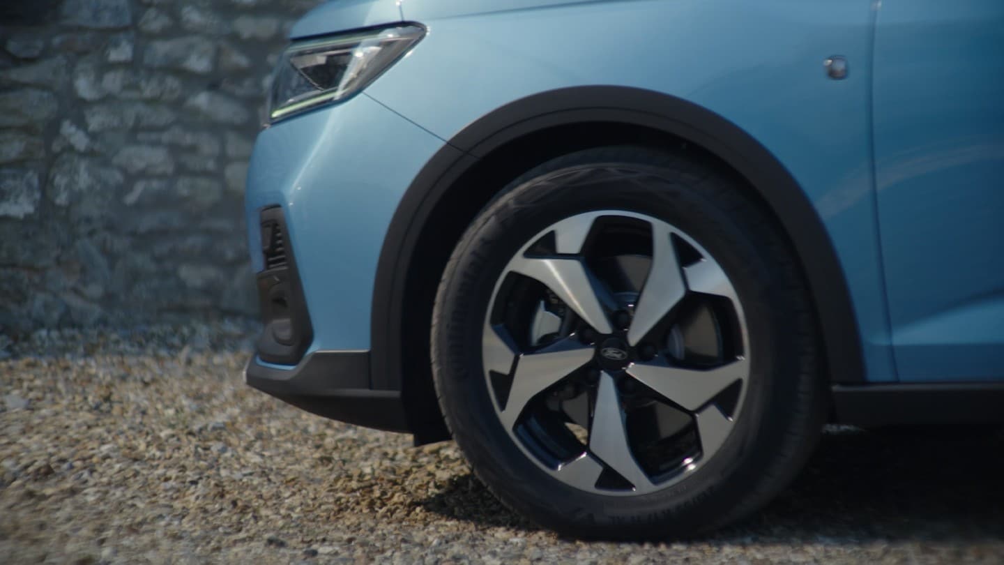 Front 17” Machined Black alloy wheel of All-New Ford Transit Connect Active in Boundless Blue. 