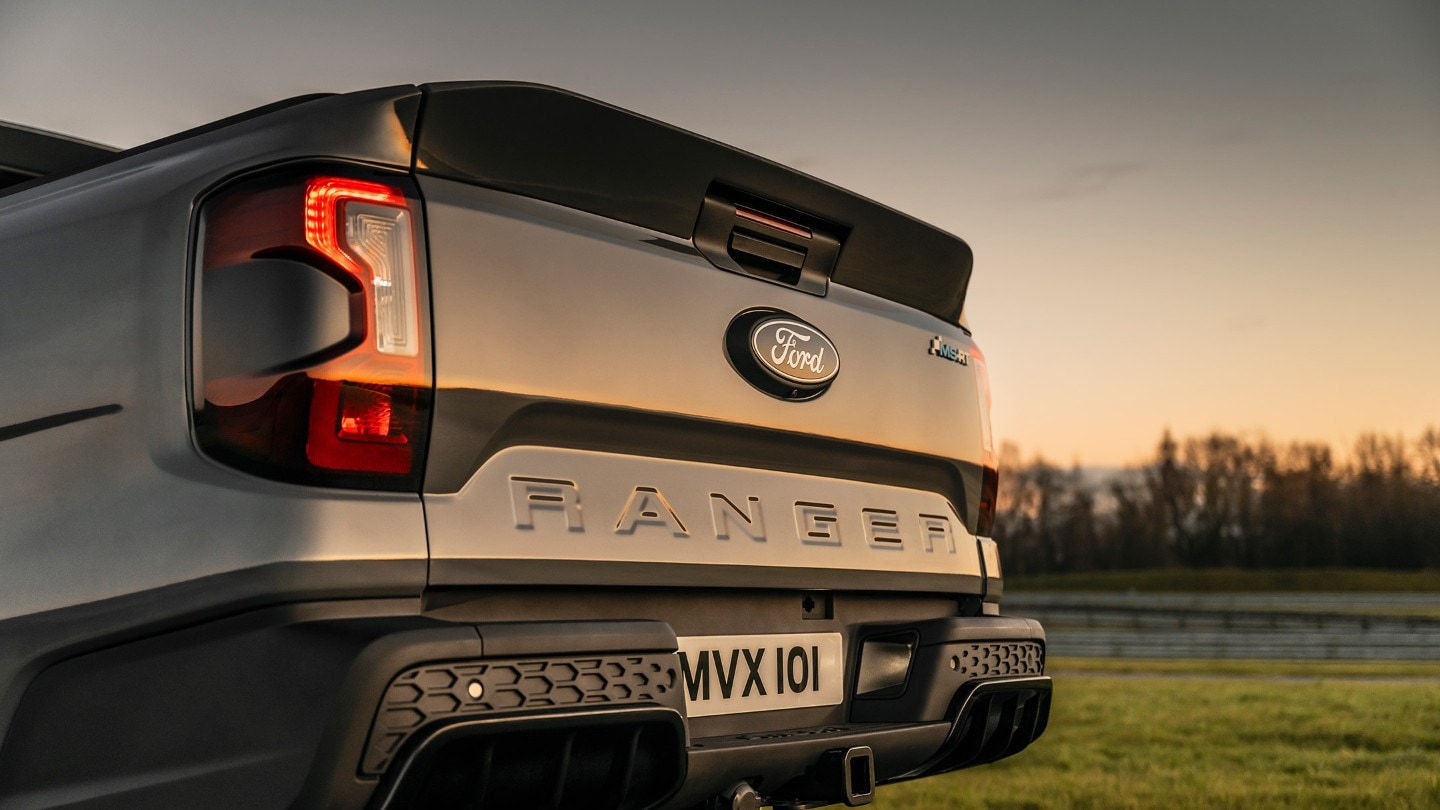 Sleek ducktail spoiler, rear diffuser and bumper 