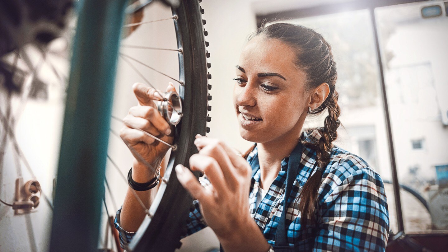 Woman preparing the bycicle