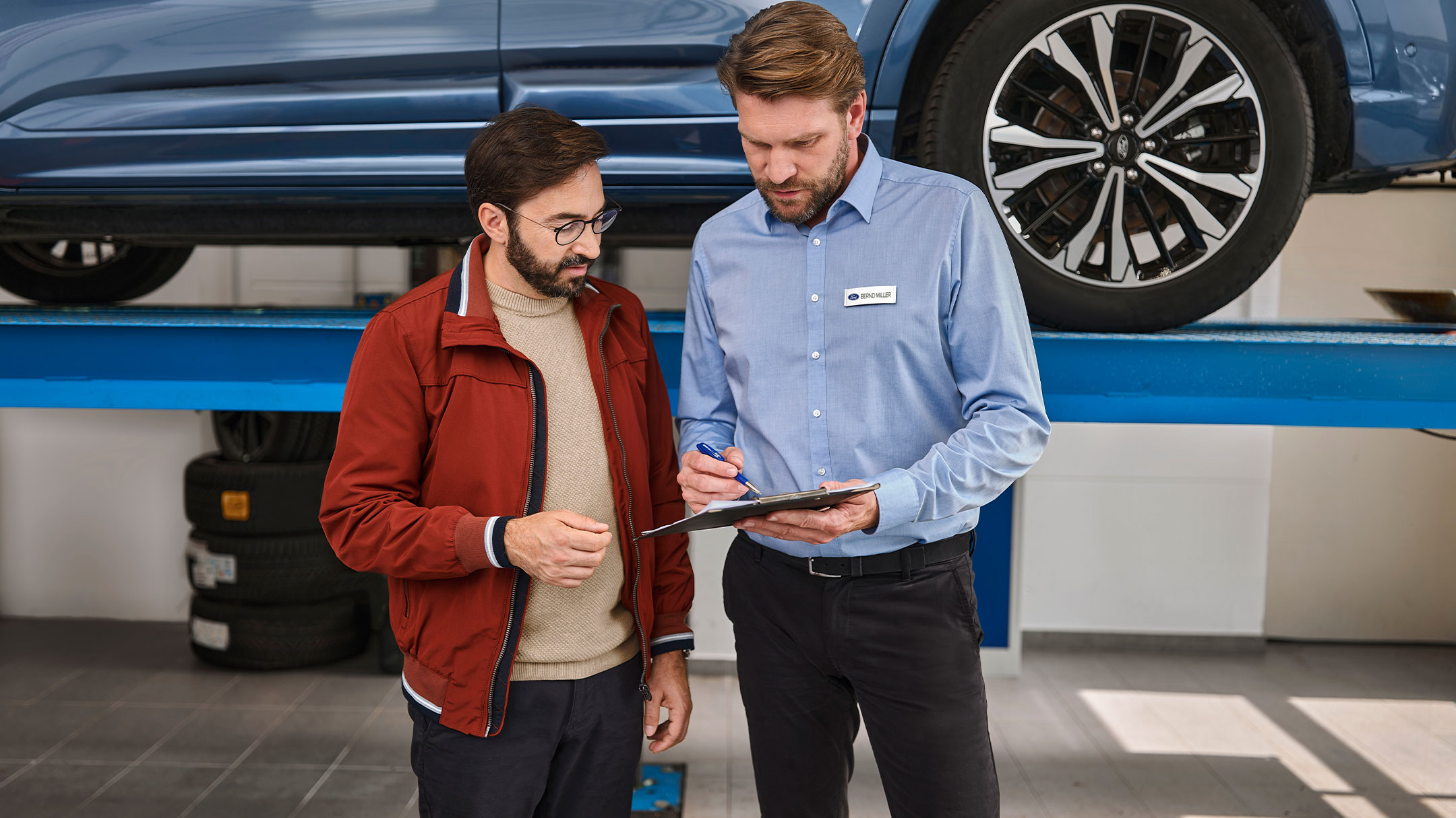 A person speaking with a Ford expert at a Ford service centre. 